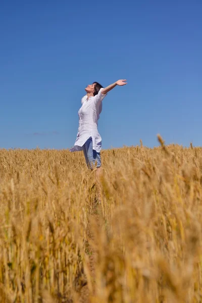 Young woman with spreading arms to sky — Stock Photo, Image