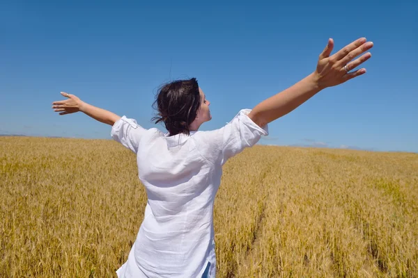 Mujer joven con brazos extendidos al cielo — Foto de Stock