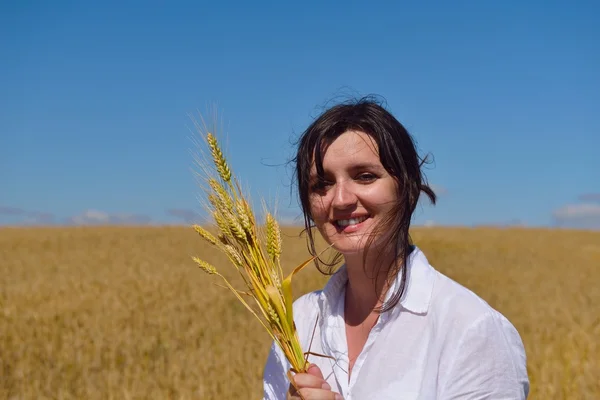 Junge Frau im Weizenfeld im Sommer — Stockfoto