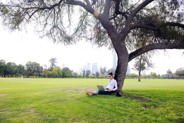 Woman with laptop in park — Stock Photo, Image