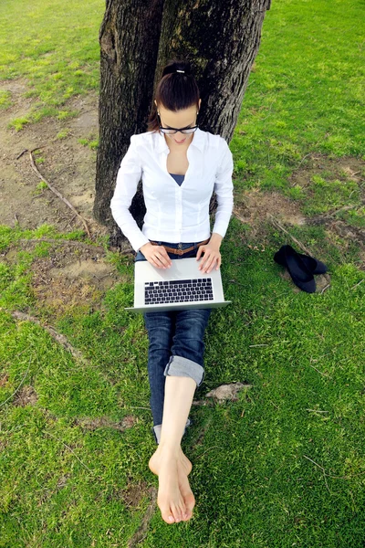 Wanita dengan laptop di taman — Stok Foto