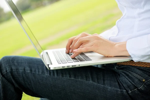 Frau mit Laptop im Park — Stockfoto