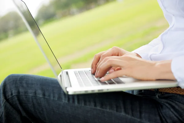 Mulher com laptop no parque — Fotografia de Stock