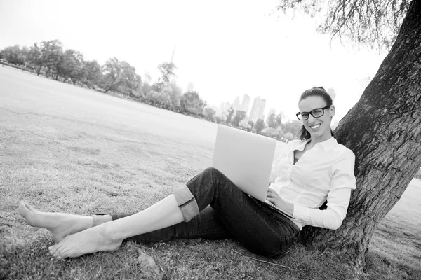 Vrouw met laptop in park — Stockfoto