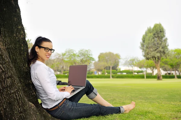 Kvinna med laptop i park — Stockfoto