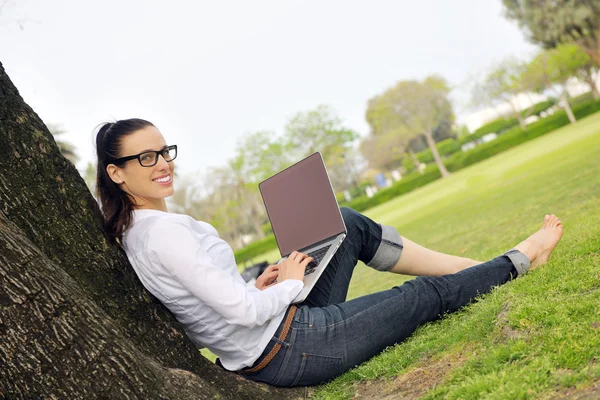 Donna con computer portatile nel parco — Foto Stock