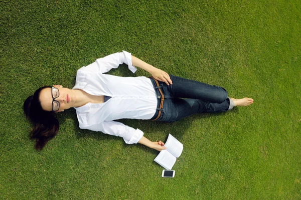 Jeune femme lisant un livre dans le parc — Photo