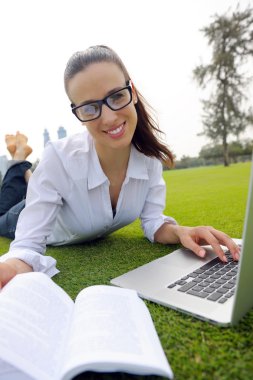 park içinde laptop ile kadın