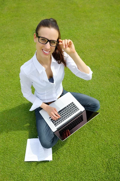 Femme avec ordinateur portable dans le parc — Photo