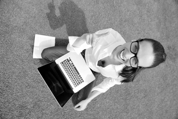 Vrouw met laptop in park — Stockfoto