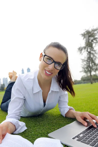 Femme avec ordinateur portable dans le parc — Photo