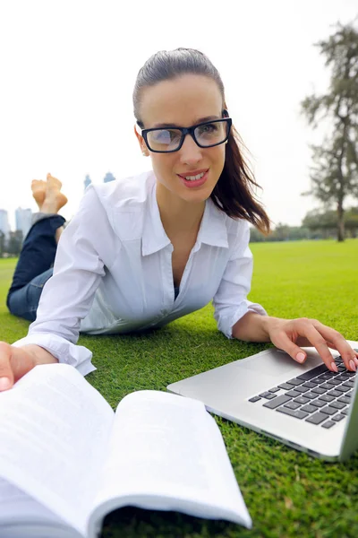 Donna con computer portatile nel parco — Foto Stock