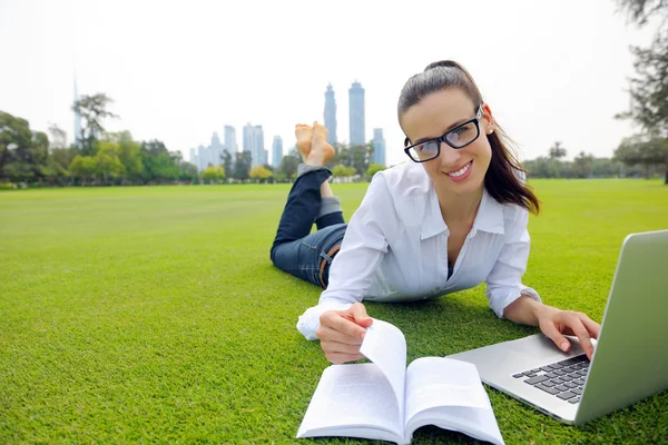 Donna con computer portatile nel parco — Foto Stock