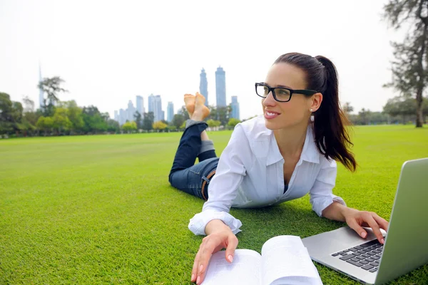 Donna con computer portatile nel parco — Foto Stock