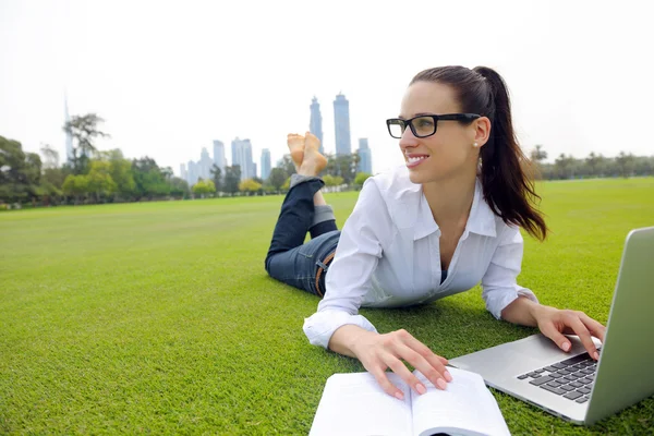 Mulher com laptop no parque — Fotografia de Stock