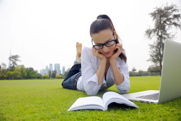 Donna con computer portatile nel parco — Foto Stock