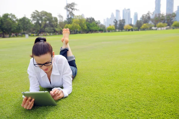 公園でのタブレットと美しい若い女性 — ストック写真