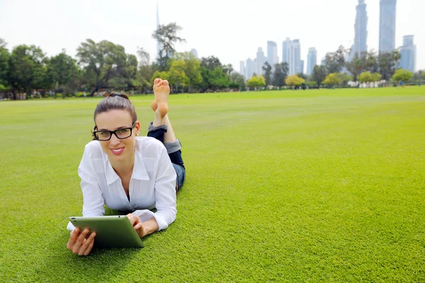 Mulher bonita com tablet no parque — Fotografia de Stock