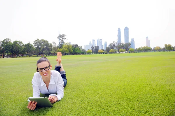 Belle jeune femme avec tablette dans le parc — Photo