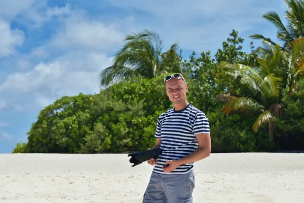 Photographer taking photo on beach — Stock Photo, Image