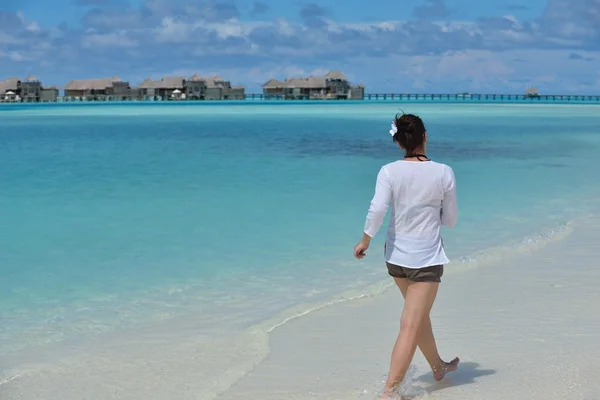 Mujer feliz disfrutar de la hora de verano — Foto de Stock