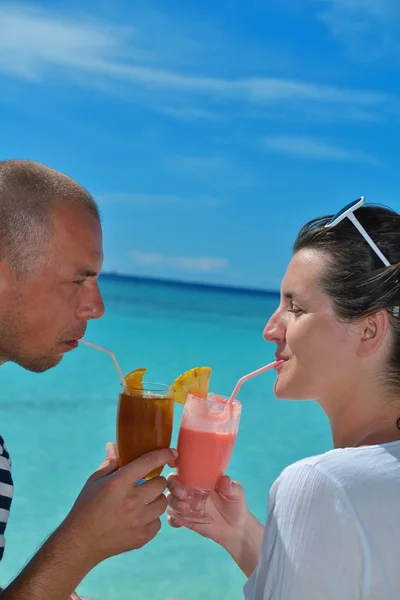 Feliz jovem casal relaxar e tomar bebida fresca — Fotografia de Stock