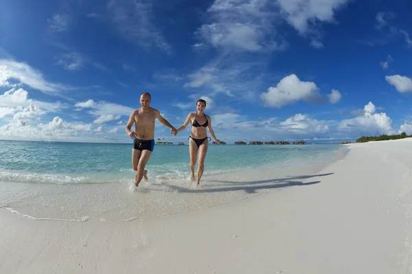 Feliz jovem casal se divertir no verão — Fotografia de Stock