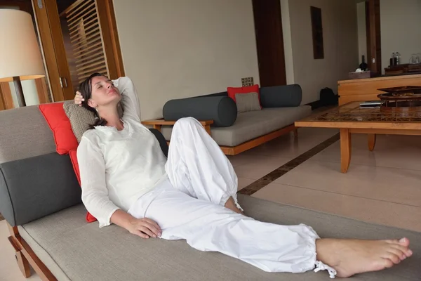 Szczęśliwa młoda kobieta relaks w domu na kanapie — Zdjęcie stockowe