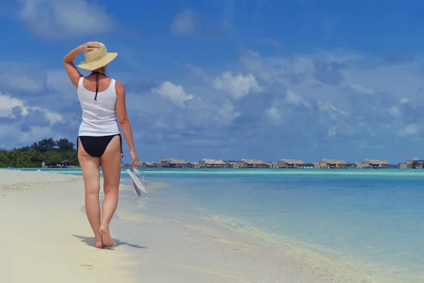 Gelukkige vrouw genieten van zomertijd — Stockfoto