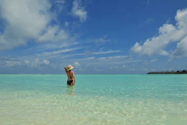 Mujer feliz disfrutar de la hora de verano — Foto de Stock