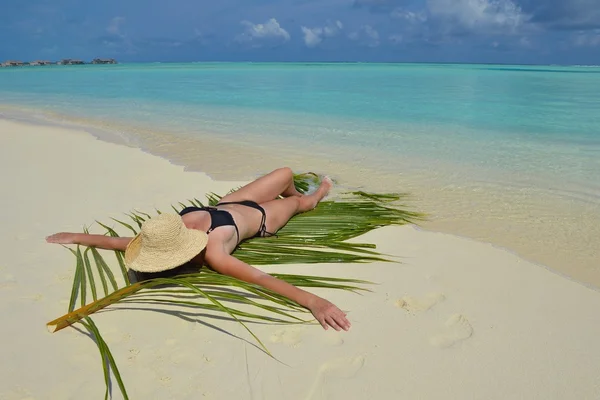 Gelukkige vrouw genieten van zomertijd — Stockfoto