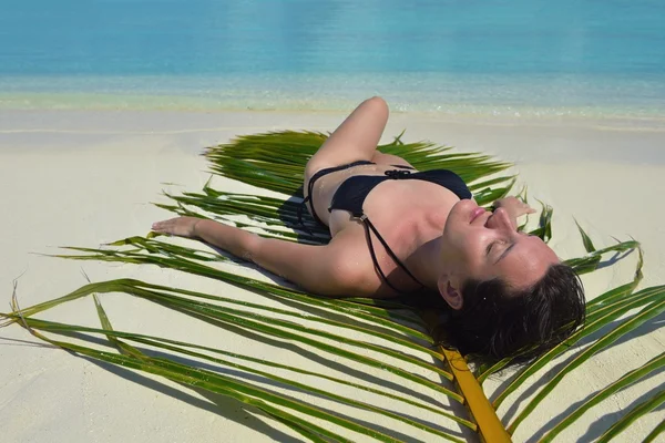 Gelukkige vrouw genieten van zomertijd — Stockfoto