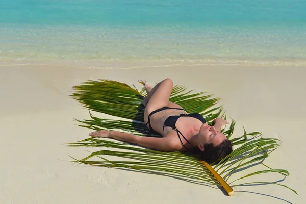 Gelukkige vrouw genieten van zomertijd — Stockfoto