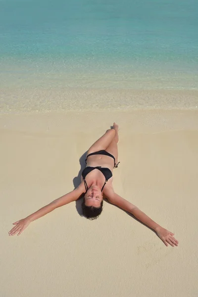 Mulher feliz desfrutar de tempo de verão — Fotografia de Stock