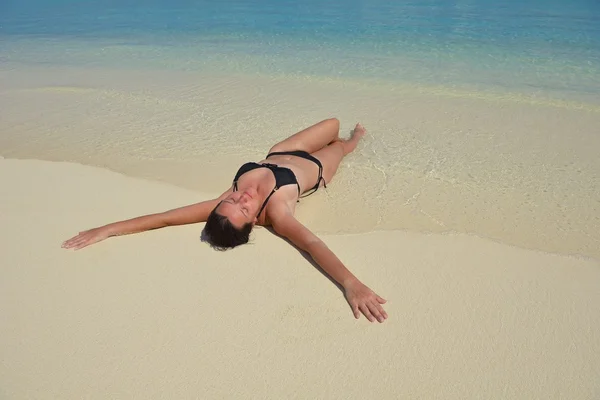 Gelukkige vrouw genieten van zomertijd — Stockfoto