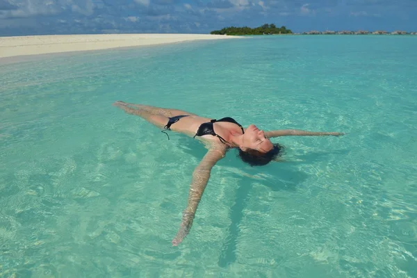 Donna felice godersi l'ora legale — Foto Stock