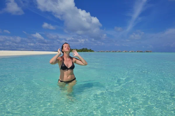 Mulher feliz desfrutar de tempo de verão — Fotografia de Stock