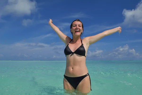 Mulher feliz desfrutar de tempo de verão — Fotografia de Stock