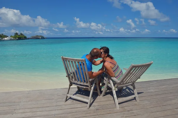 Heureux jeune couple avoir du plaisir sur été — Photo