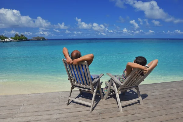 Glückliches junges Paar hat Spaß am Sommer — Stockfoto