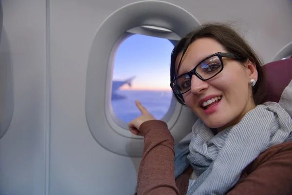 Kobieta w podróży samolotem — Zdjęcie stockowe
