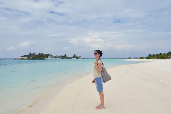 Mujer feliz disfrutar de la hora de verano —  Fotos de Stock