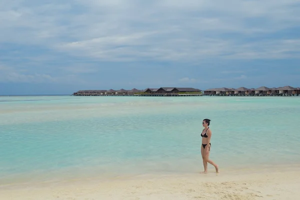 Gelukkige vrouw genieten van zomertijd — Stockfoto