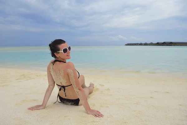 Mujer feliz disfrutar de la hora de verano — Foto de Stock