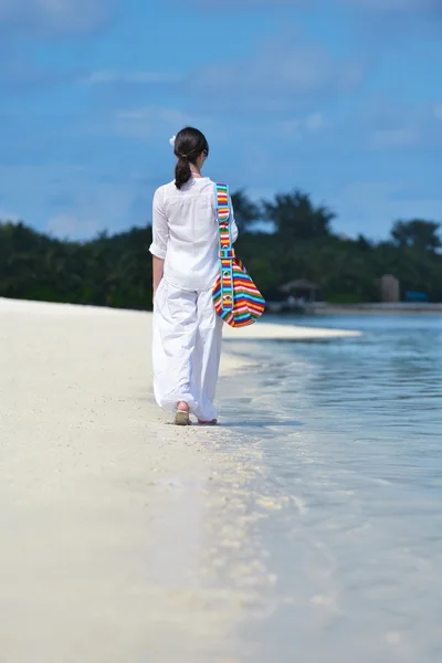 Gelukkige vrouw genieten van zomertijd — Stockfoto