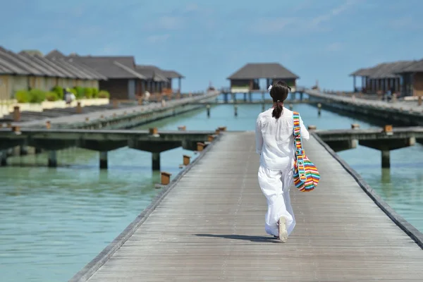 Gelukkige vrouw genieten van zomertijd — Stockfoto