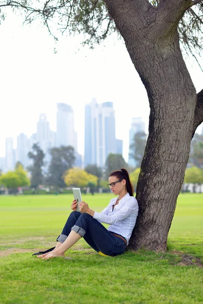 公園でのタブレットと美しい若い女性 — ストック写真