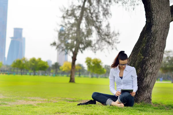 공원에서 타블렛으로 아름 다운 젊은 여자 — 스톡 사진