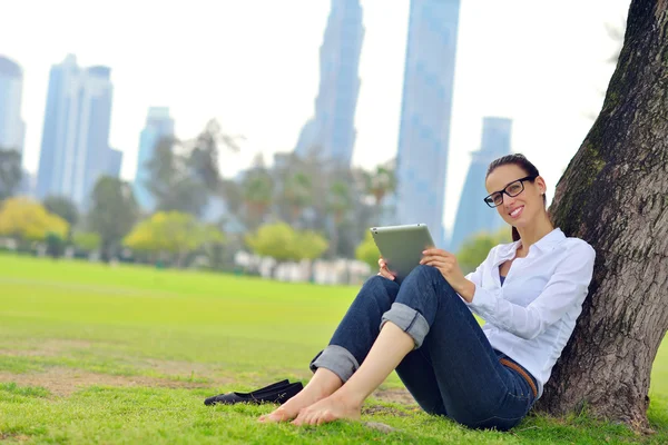 Mulher bonita com tablet no parque — Fotografia de Stock