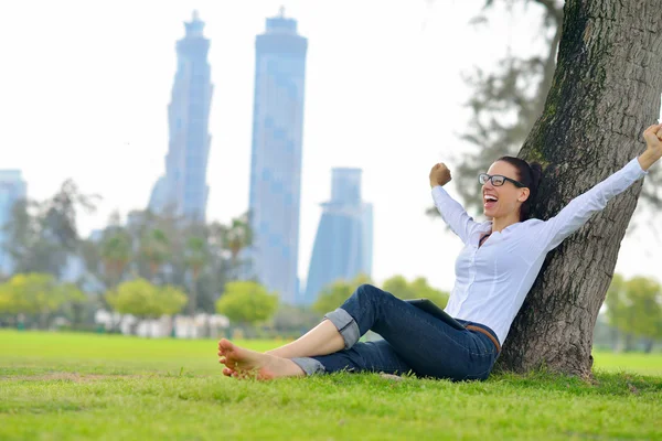 Красивая молодая женщина с табличкой в парке — стоковое фото